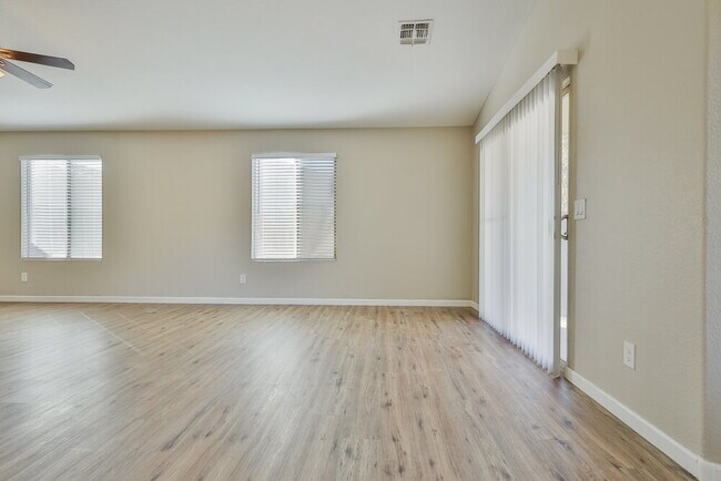 Photo - 810 E Amabisca Cir