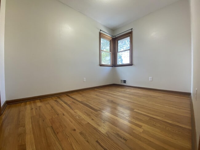 Photo - 1863-17 1/2 17 1/2 St NW