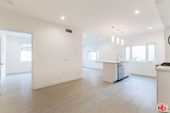 Building Photo - 843 Wilcox Ave Unit 102 Rental
