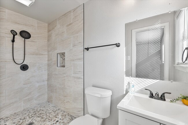 Photo - 833 Dutch St