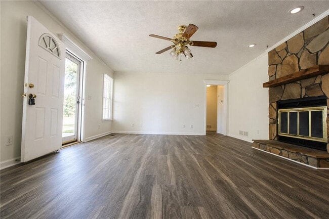 Photo - 818 Springlake Rd