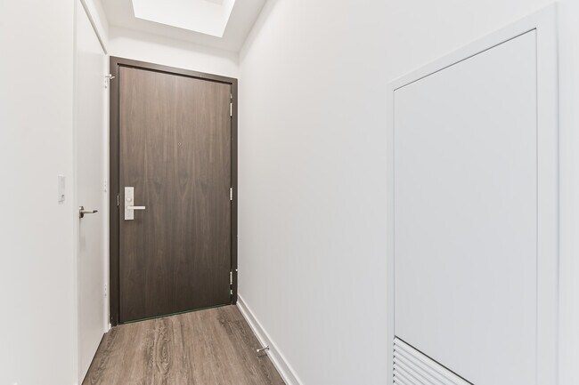 Photo - 1 Yorkville Ave