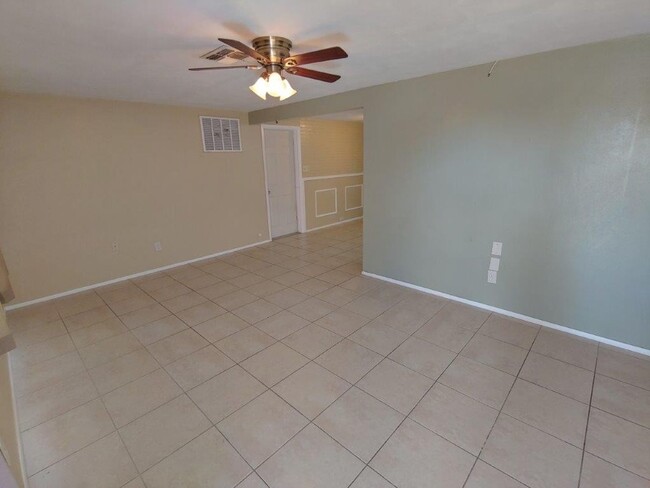 Photo - 2/1/1 with BONUS ROOM, 1000 Sq. Ft. with custom tile in bathroom & renovated kitchen!!