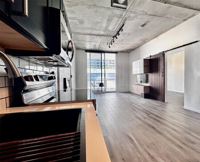 Building Photo - 444 NE 30th St Unit 707