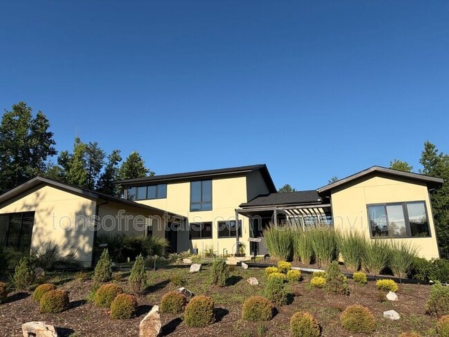 Building Photo - 128 Sanctuary Ln