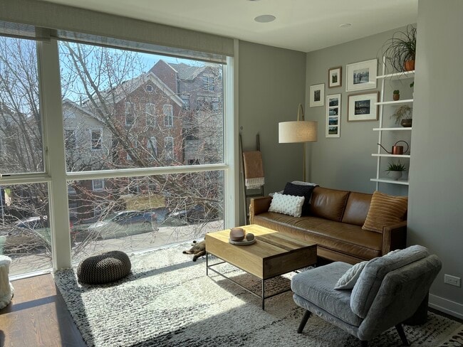 Building Photo - 1534 W Cortez St Unit 2