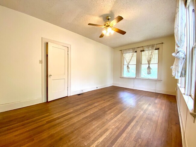 Photo - Vintage 1 Bedroom + Study Walking Distant to UT