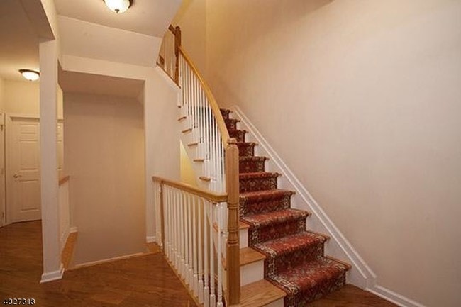 Photo - 321 Edmonton Ct