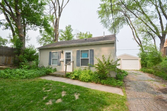 Adorable 2 bedroom home with garage just b... - Adorable 2 bedroom home with garage just b...
