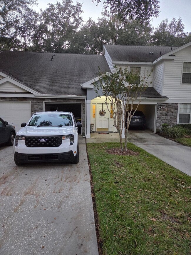 Estacionamiento en la entrada - 1030 Loch Vail Unidad 21