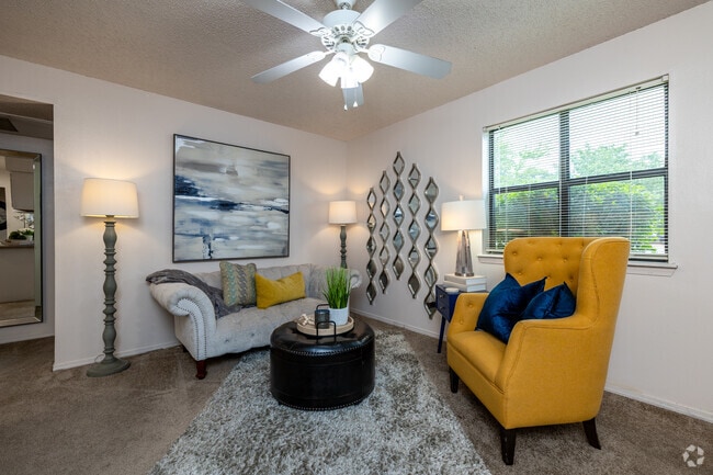 2BR, 1BA - 700SF - Living Room