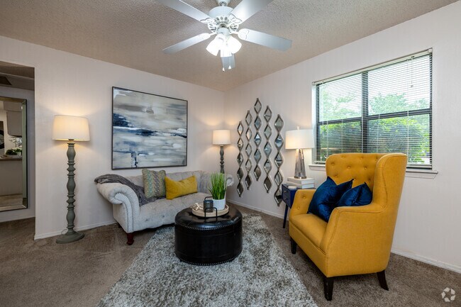 2BR, 1BA - 700SF - Living Room - Fountain Lakes