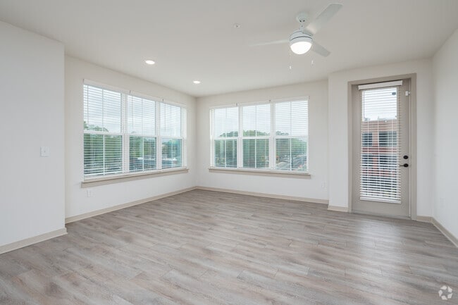 C3 - 3 habitaciones, 2 baños - 1445 pies cuadrados - Sala de estar - The Tomlin Luxury Apartments