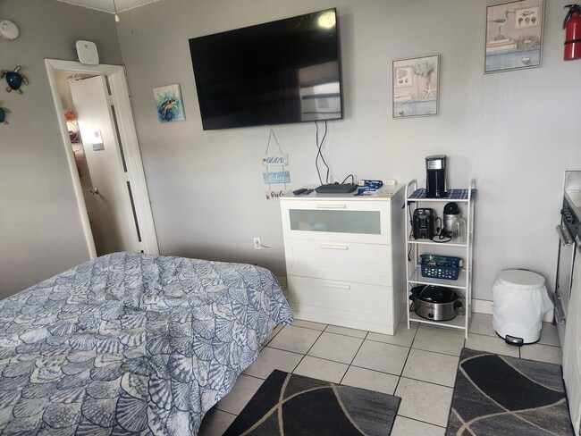 Building Photo - 120 NE 20th Ave Unit Studio