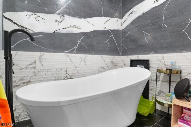 Photo - 737 Jackson Ave Unidad 2