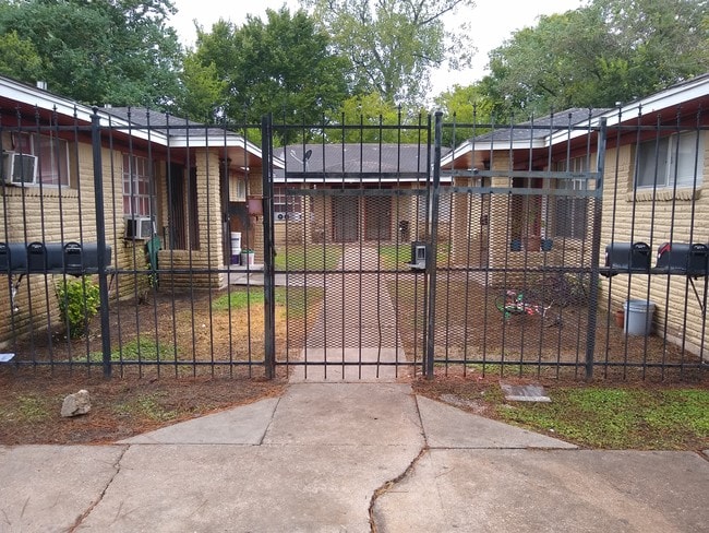 Gated community w 6 units - 7742 Mclean St Unit B