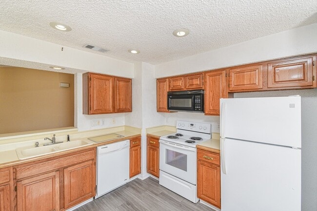 Photo - 2011 Spenwick Dr Unit 523