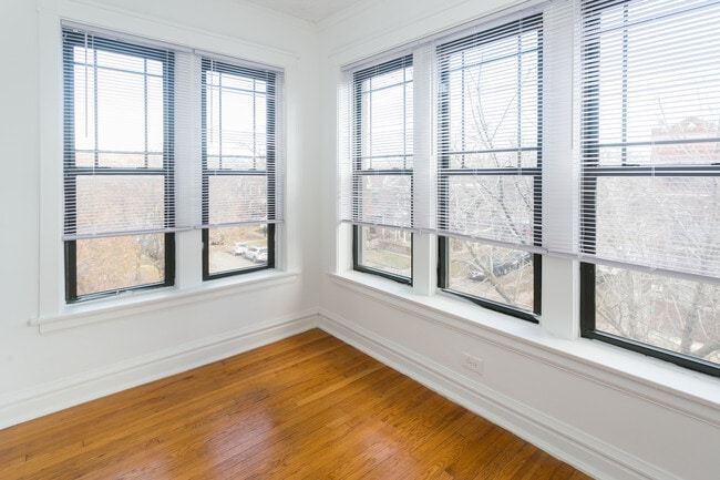 Sala de estar soleada - 5452 S. Ellis Avenue