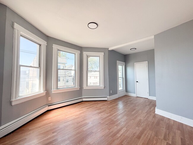 Building Photo - 648 Grove St Unit 2