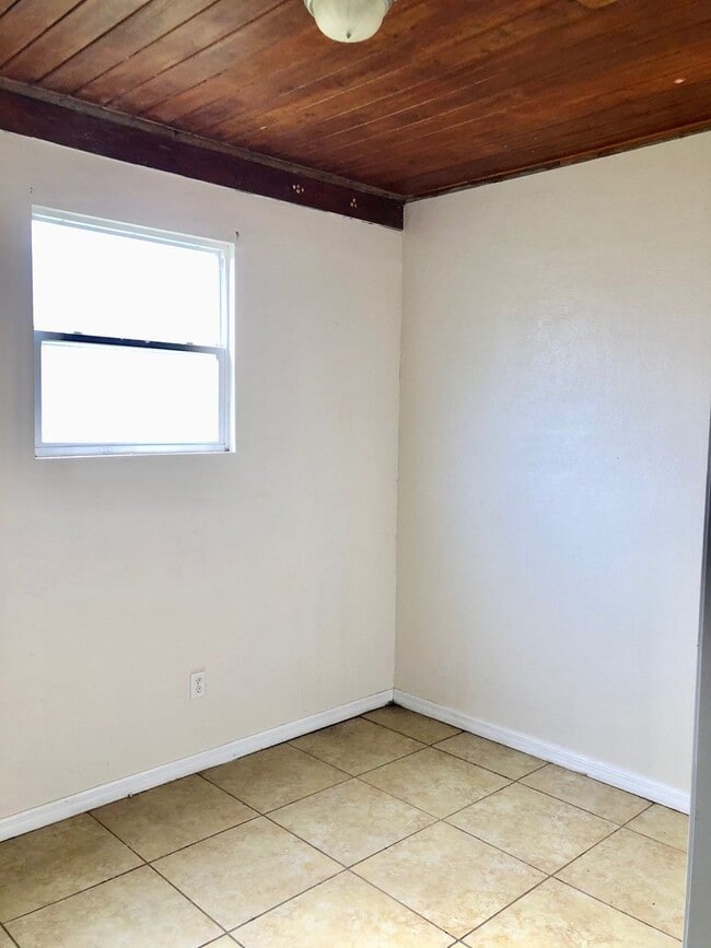 Beautiful 5BR/1BA Zephyrhills Home w/Brand... - Beautiful 5BR/1BA Zephyrhills Home w/Brand...