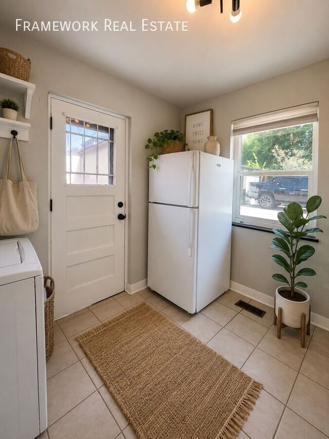Photo - 1458 Ivanhoe St