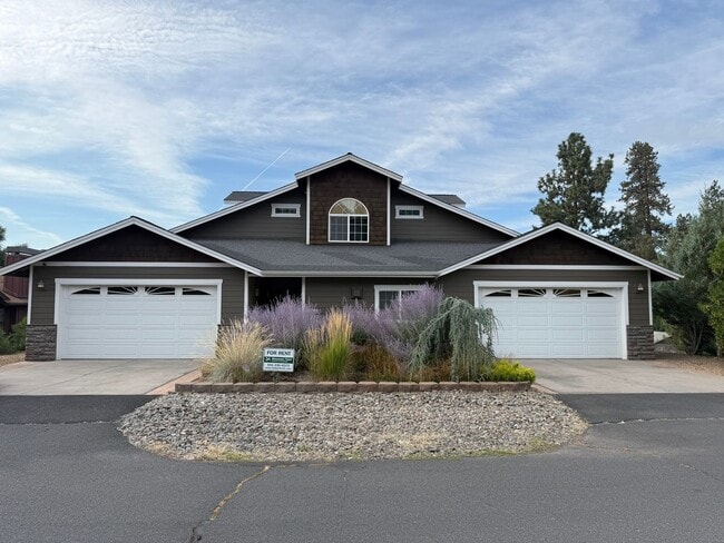 Building Photo - Spacious 3 Bed/3.5 Bath Home with Two Prim...