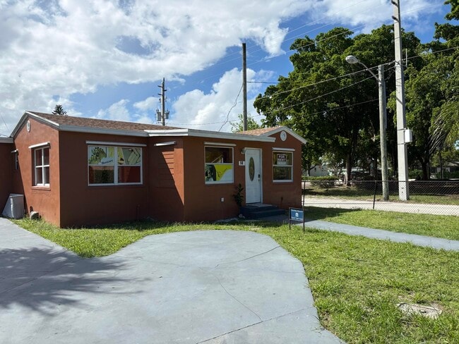 Building Photo - 14 SW 11th Ave Rental