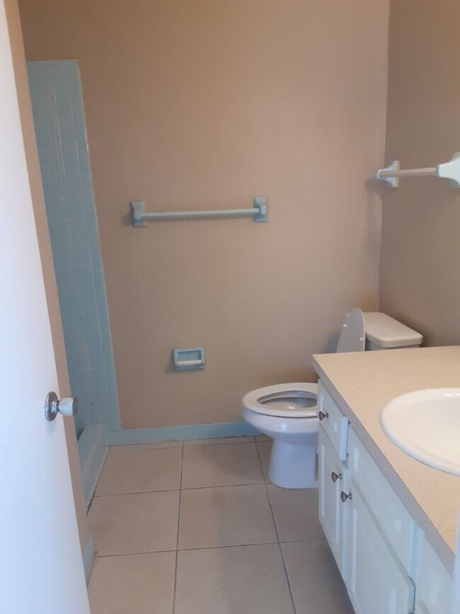 Building Photo - Green Tee - # 607 Unit # 607