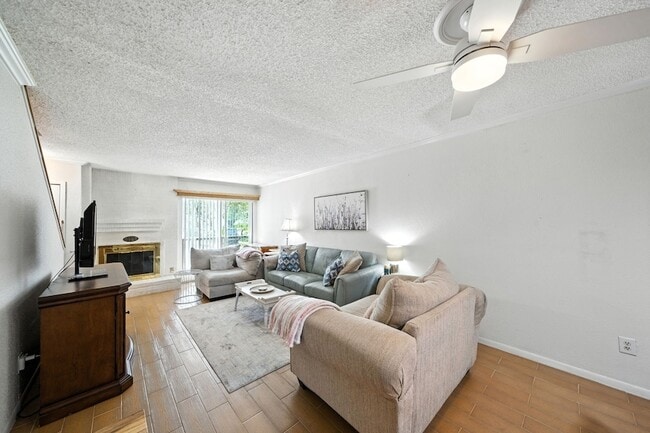 Building Photo - 3919 Fairmont Pkwy Unit 115