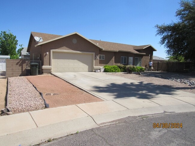 Building Photo - Updated Cul-de-Sac Charmer with Bonus Room