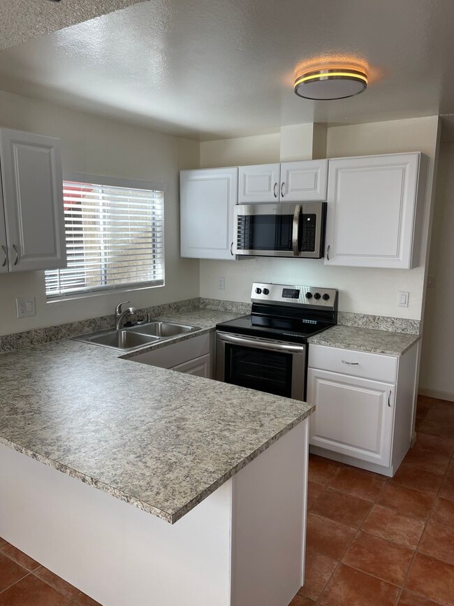 Building Photo - Bright and Charming 3 Bedroom 2 Bath Condo... Unit 4