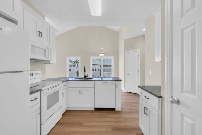 Photo - Beautifully renovated condo offering 3 Bed...