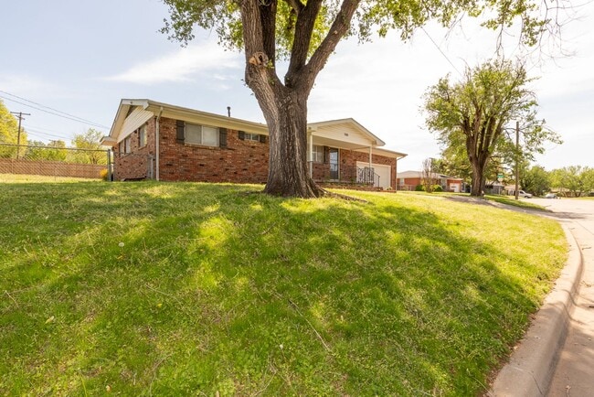 Photo - 3 Bed 1.5 Bath in Great Midtown Location!