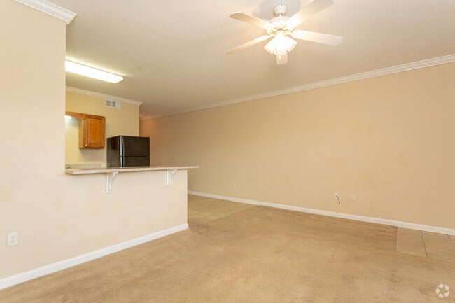 1BR, 1BA - 900 SF