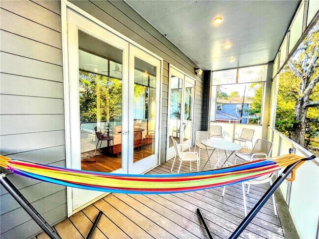 Photo - 211 Marion Pl NE