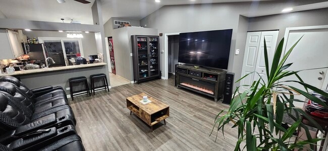 Photo - 539 Thorndale Dr