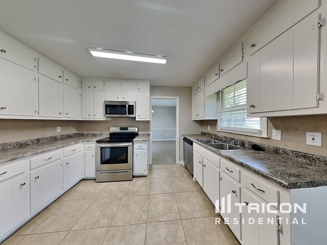 Photo - 425 Monivea Ln