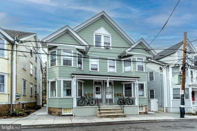 Photo - 24 Bank St