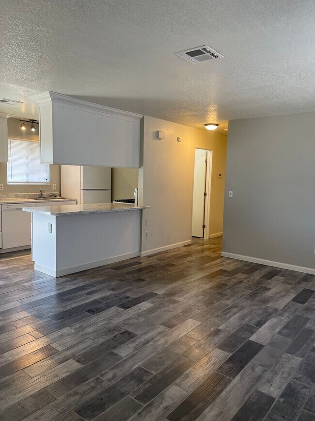 Photo - 2556 Sabre Ct Unit B