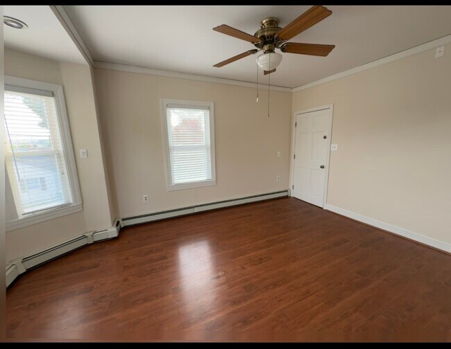 Living room - 35 Queen St Unit Apt 2
