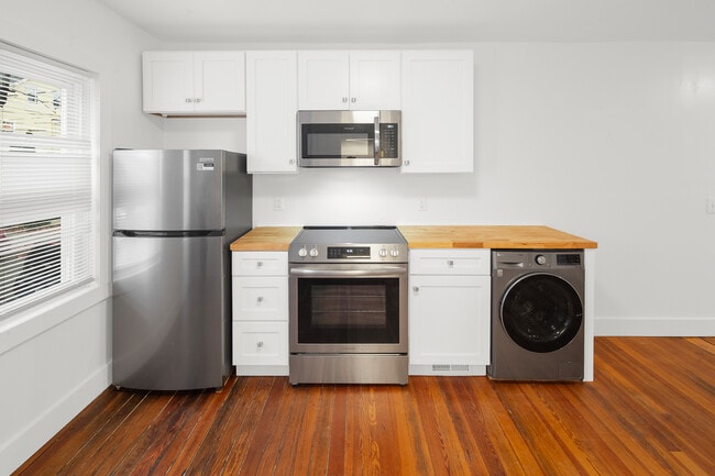 Building Photo - 323 Williams St Unit 2