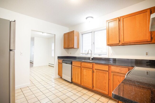 Photo - 888 St James Ave