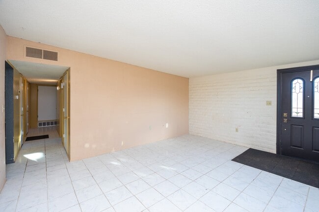 Photo - 702 N Skyline Dr