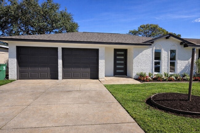 Building Photo - 12127 Panay Dr