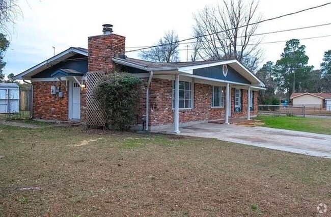 Building Photo - Charming 4BR/2BA Brick Home