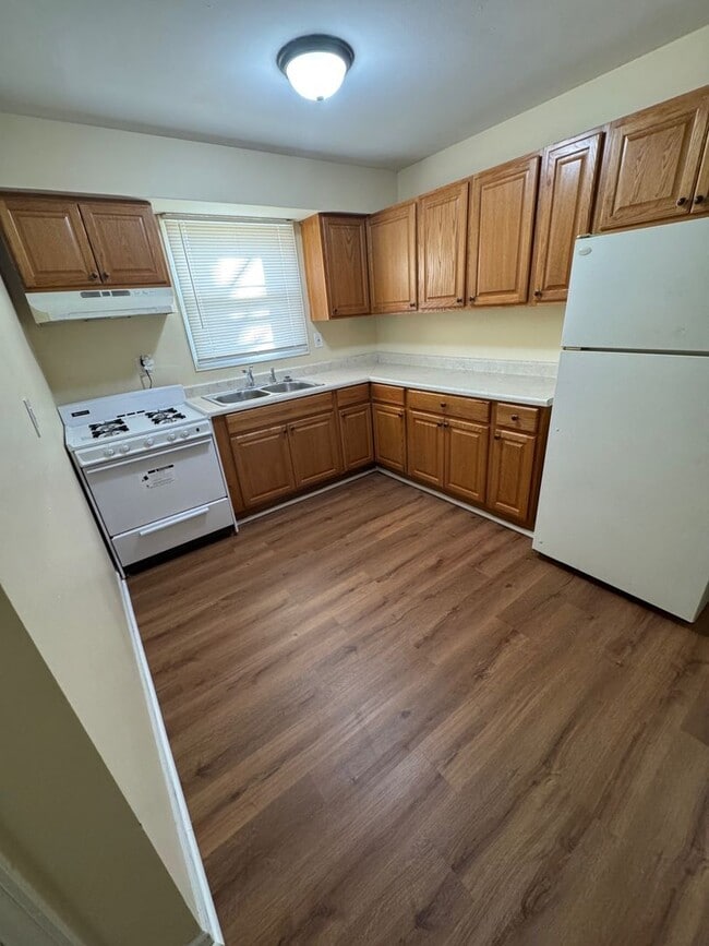 Building Photo - 3233 Blackstone Ave Unit 3235 Rental