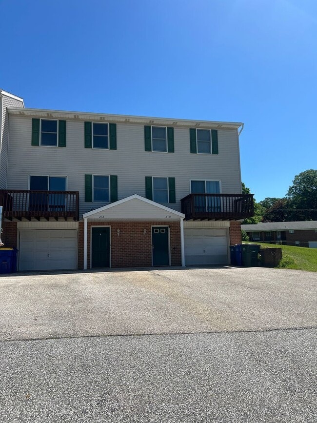 Building Photo - Newly Renovated Townhome in Dallastown