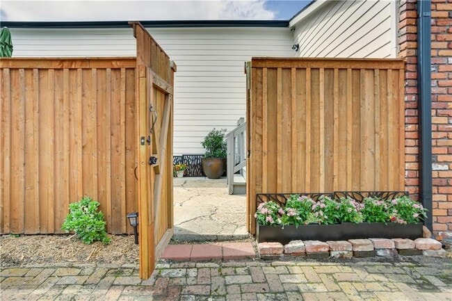 Photo - 2100 Philip St