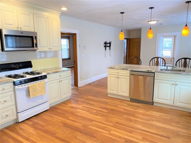 Building Photo - 270 Harvard St Unit 1