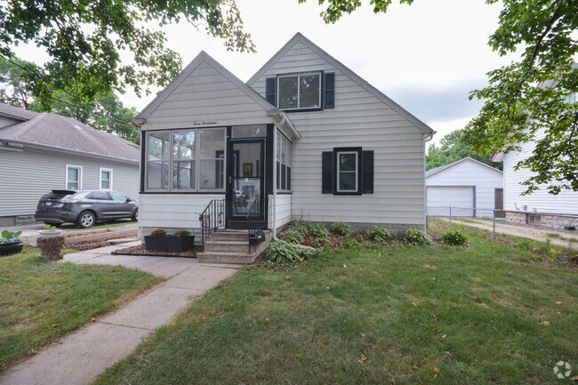 Building Photo - Super charming home in amazing Silver Lake...